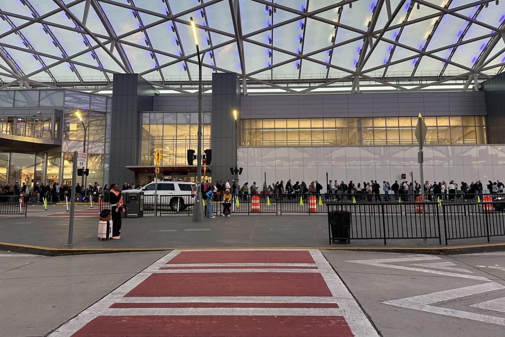 Las filas de TSA en el aeropuerto de Atlanta llegaron a su punto más alto este lunes 23 de marzo
<b>cuando se reportó que eran tan largas que salían hasta la entrada a pie de calle. </b>
<br>
<br>Ahí, las personas debían formarse con la esperanza de estar en la fila correcta para poder pasar por el filtro de seguridad.
<br>