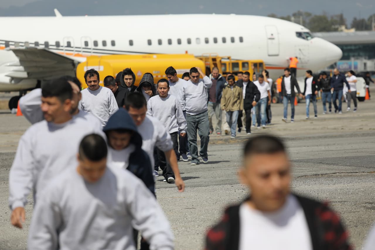 Un tribunal autoriza a la administración Trump reanudar las deportaciones aceleradas en todo el país
