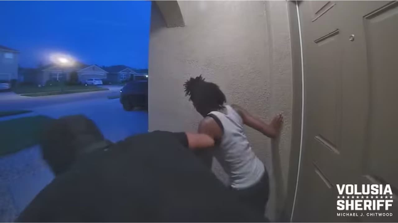 Patearon una puerta por un reto de TikTok y acabaron detenidos: el caso que alerta a padres en Florida