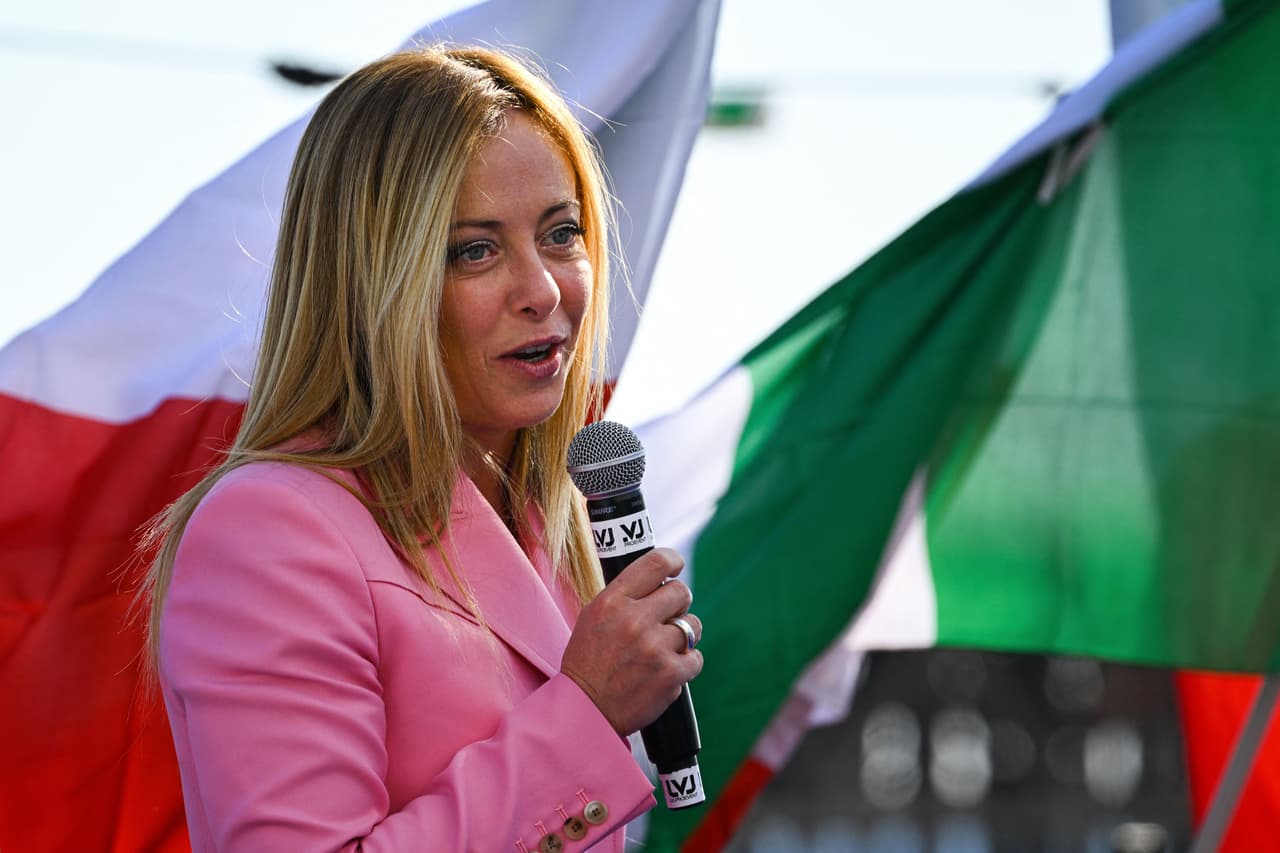 Giorgia Meloni durante un acto de cierre de campaña este viernes en Nápoles.