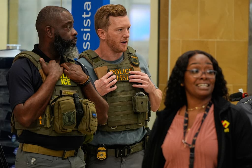 El problema que
<b>mantiene las filas largas es la falta de personal de TSA, debido a ausencias y que muchos han renunciado ante la falta de pago de su salario.</b> En Atlanta,
<b>se ha reportado hasta un 34% de faltas en un solo día. </b>
<br>
<br>Expertos y autoridades han advertido que
<b>la situación podría mejorar solo cuando el Congreso apruebe financiamiento y los agentes vuelvan a recibir salario.</b>
<br>