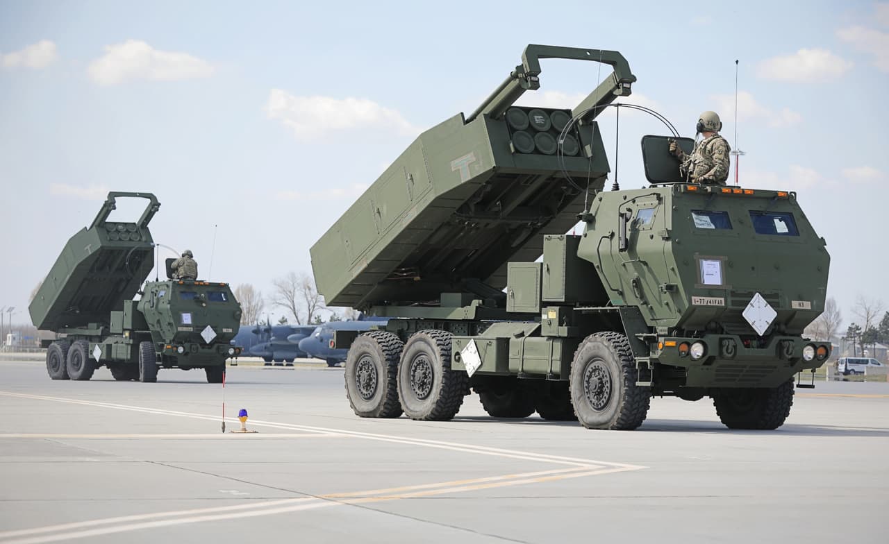 Un M142 HIMARS (Sistema de Cohetes de Artillería de Alta Movilidad) de fabricación estadounidense que se muestra aquí siendo desplegado por la Fuerza Aérea de Estados Unidos desde Alemania a la costa rumana durante el ejercicio de entrenamiento. 10 de abril, 2021.