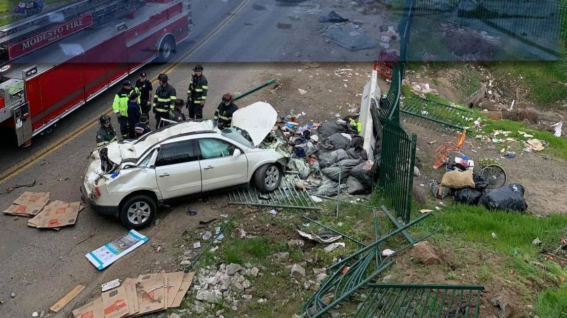 Buscan un auto BMW que causó un choque entre varios vehículos en Modesto