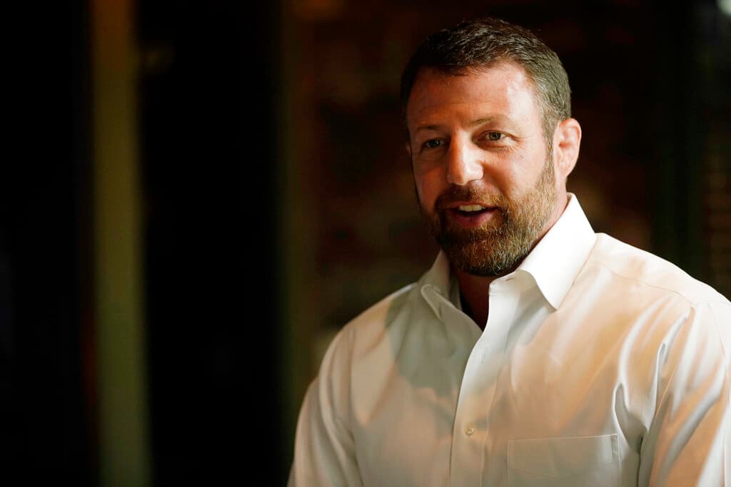 <b>11. Markwayne Mullin (republicano): </b>se convertirá en
<b>el primer senador nativo estadounidense de Oklahoma en casi 100 años</b>. Mullin es miembro de la Nación Cherokee y actualmente es representante federal por el 2ndo Distrito Congresional de Oklahoma. Antes que Mullin, el otro senador nativo estadounidense fue el demócrata Robert Owen, también de la Nación Cherokee, de 1907 a 1925.