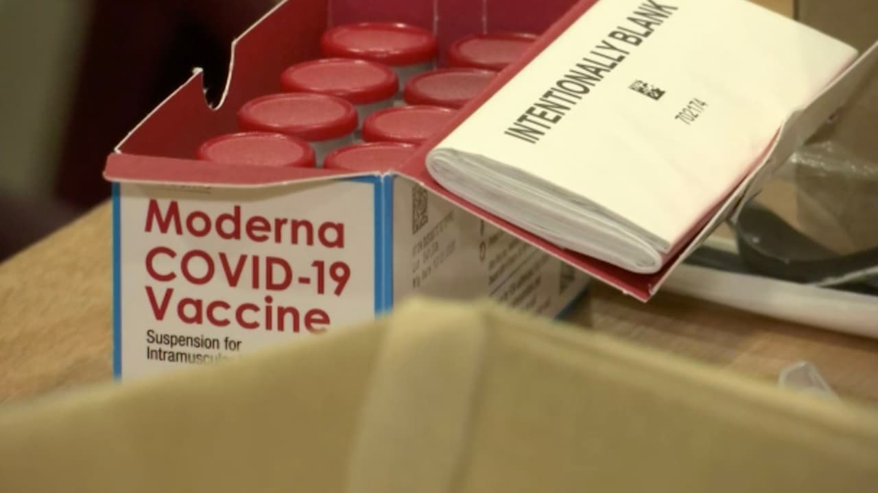 Ambos especialistas coinciden
<b>en que aquellas personas que no han querido ponerse la <a href="https://www.univision.com/local/houston-kxln/coronavirus-vacuna-houston-joseph-varon-texas">tercera vacuna</a> argumentan que le tienen miedo a los efectos secundarios.</b>