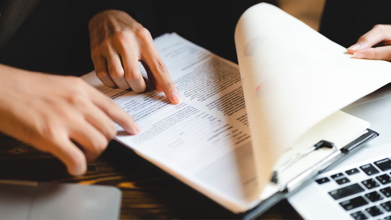 <h3 class="cms-H3-H3">Verifica licencia y estatus en Texas</h3> Este paso es obligatorio
<b> antes de pagar una consulta. </b>Según
<i>State Bar of Texas</i>, cualquier persona
<b>puede revisar la licencia, el estatus y, cuando existe, la disciplina pública de un abogado</b> en su directorio oficial en español 👉🏻
<a href="https://www.texasbar.com/AM/Template.cfm?Section=Find_A_Lawyer&Template=/CustomSource/MemberDirectory/Search_Form_Client_Main_spanish.cfm" target="_blank"> haz clic aquí</a>
<br>La misma institución publica
<i>Ineligible Attorney List</i>, que se actualiza seguido y
<b>muestra a abogados que no pueden ejercer 👉🏻</b>
<a href="https://www.texasbar.com/AM/Template.cfm?Section=Ineligible_Attorney_List1" target="_blank"> haz clic aquí</a>
<br>Si el abogado afirma ser
<i>board certified</i> (eertificado por especialidad),
<b>esa información debe comprobarse. </b>
<br>Según
<i>Texas Board of Legal</i> Specialization,
<b>solo quienes aparecen en su base oficial cuentan con esa certificación 👉🏻 </b>
<a href="https://www.tbls.org/findlawyer" target="_blank">haz clic aquí</a>