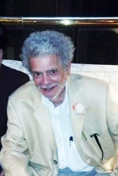 "Había invitados de ella, de la obra, de repente Viridiana me dice: 'Oye, córrelos,
<b>quiero que se vayan, quiero estar sola</b>'. Y le digo: 'Viri pero cómo les voy a decir si tú los invitaste, son parte de tu compañía, de tus amistades, cómo los voy a correr, siquiera tú diles ¿no?'. No entendía yo por qué", relató el actor.
<br>