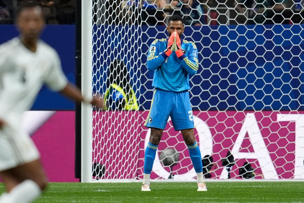 El portero de Arabia Saudí, Mohammed Alowais, observa durante el partido de fútbol del Grupo H de la Copa Mundial entre España y Arabia Saudí.
