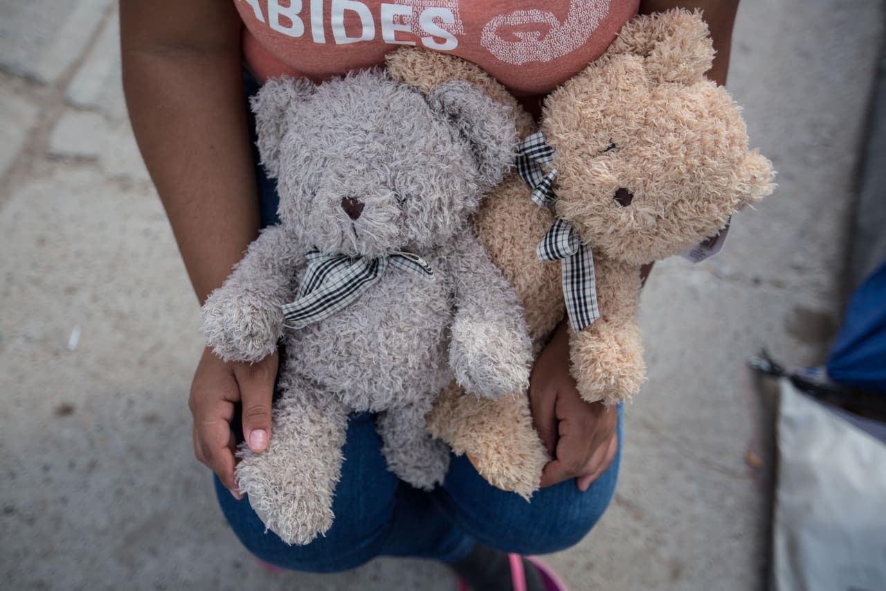 Según los últimos datos disponibles, el gobierno de Trump ha mandado a México al menos a 55,000 migrantes por el programa MPP, en su mayoría centroamericanos, cubanos y venezolanos, a ciudades como Tijuana, Ciudad Juárez, Nuevo Laredo y Matamoros.