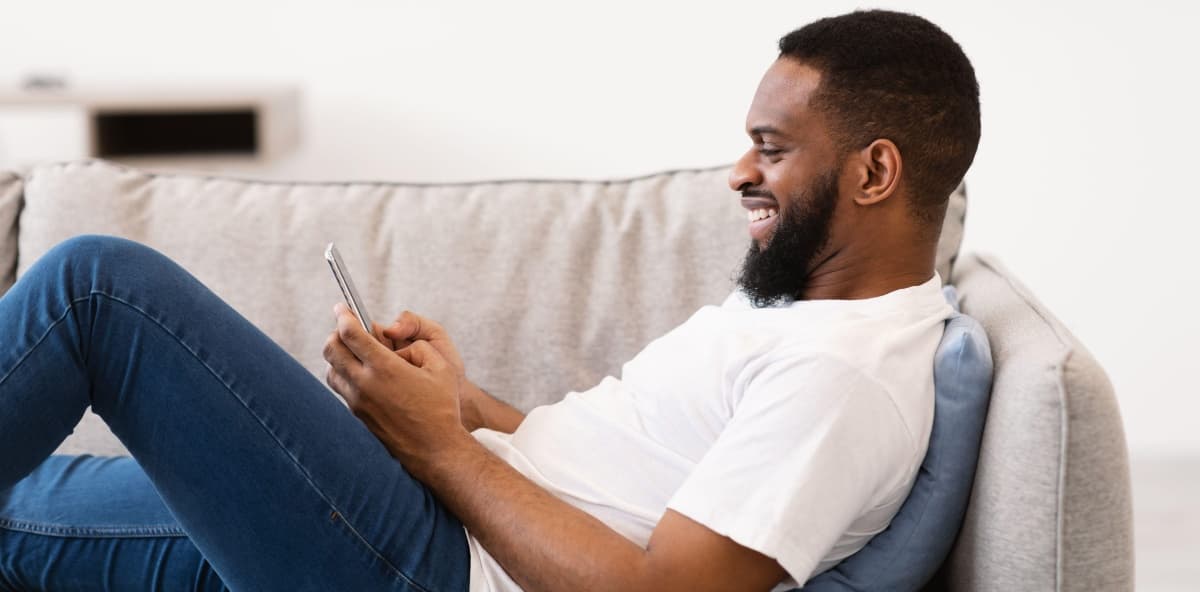 Hombre usando su celular
