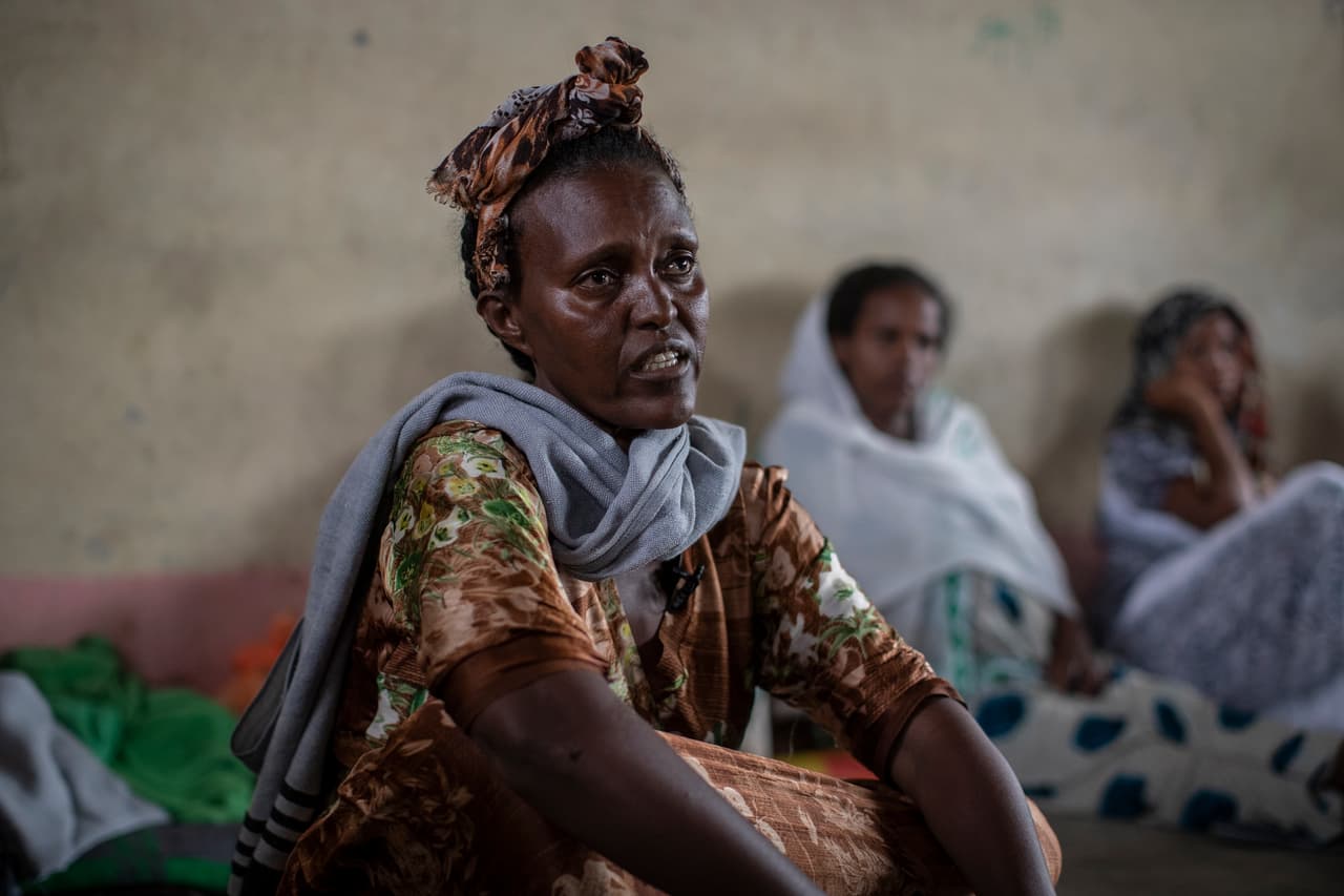 <b>Eritrea</b>
<br>
<br>Refugiados aceptados por Estados Unidos desde 2016:
<b>7,397</b>
<br>
<br>2016: 1,949 refugiados aceptados.
<br>
<br>2017: 1,917 refugiados aceptados.
<br>
<br>2018: 1,269 refugiados aceptados.
<br>
<br>2019: 1,757 refugiados aceptados.
<br>
<br>2020: 475 refugiados aceptados.
<br>
<br>2021 (hasta el 30 de abril): 30 refugiados aceptados.
<br>
<br>Muchos han huido de este país en el mar Rojo para escapar del gobierno totalitario que ha ocupado el poder durante 25 años. Hay denuncias de tortura y persecución entre otras violaciones de derechos humanos. En 2019
<a href="https://abcnews.go.com/International/us-deporting-people-eritrea-country-tortures-kills-citizens/story?id=62931798"><u>Estados Unidos deportó a casi 1,000 eritreos</u></a>, enviándolos de regreso a un lugar de donde salieron argumentando que temían por su vida.