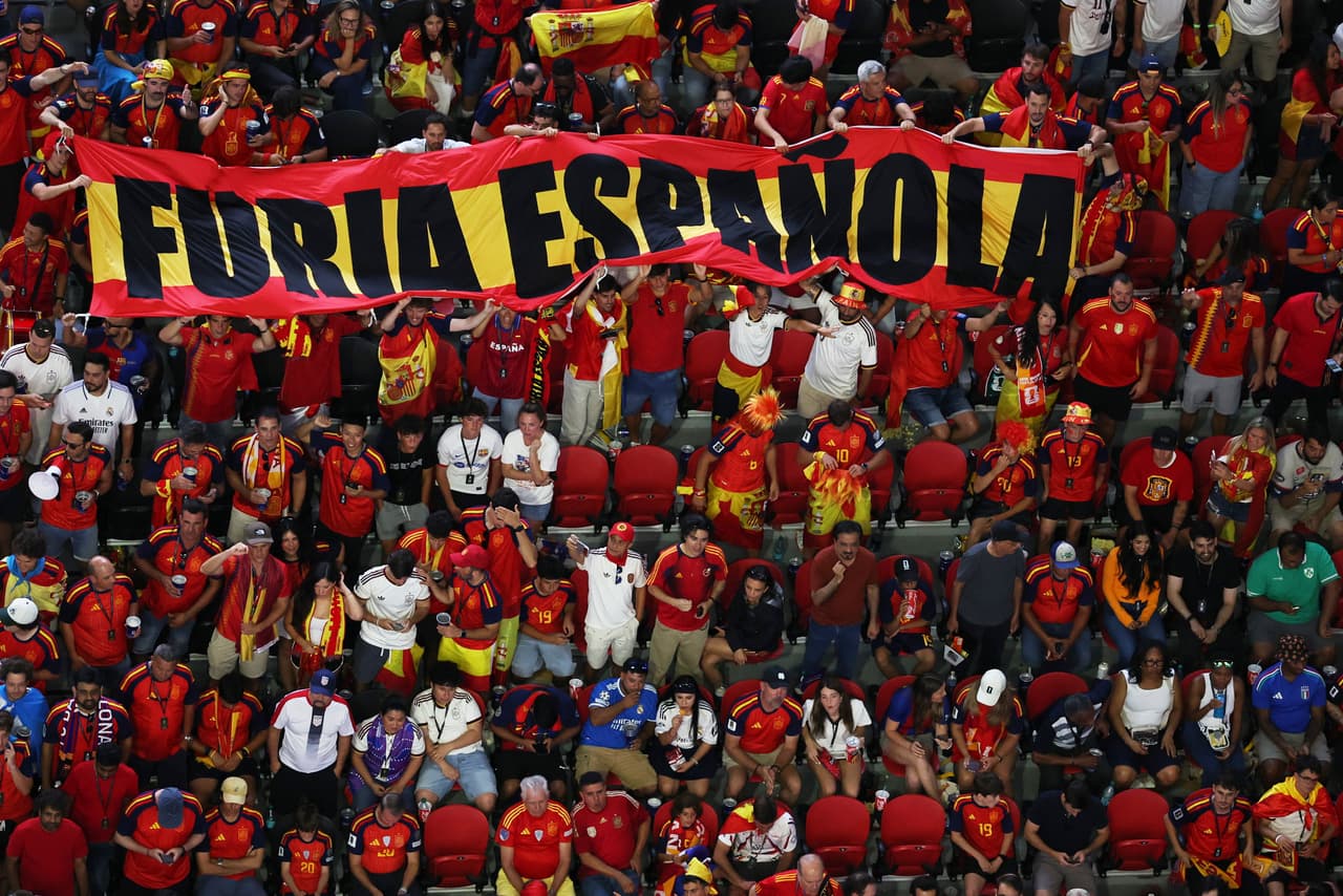 La afición española portando una bandera que dice Furia Española en alusión al nombre con el que se identifica a la selección ibérica