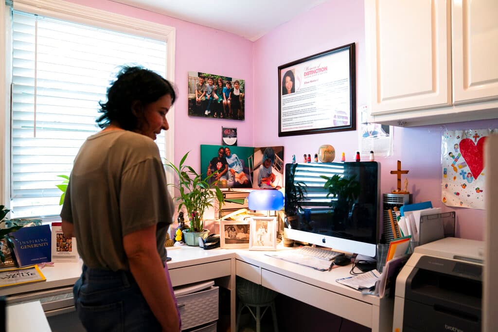 Elissa Montanti, fundadora y directora de The Global Medical Relief Fund, posa en la oficina que improvisó en un vestidor en el segundo piso de su casa, el martes 15 de junio de 2021.