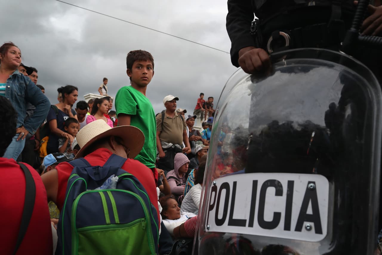 U.S. struggles to halt Central American migrant caravan