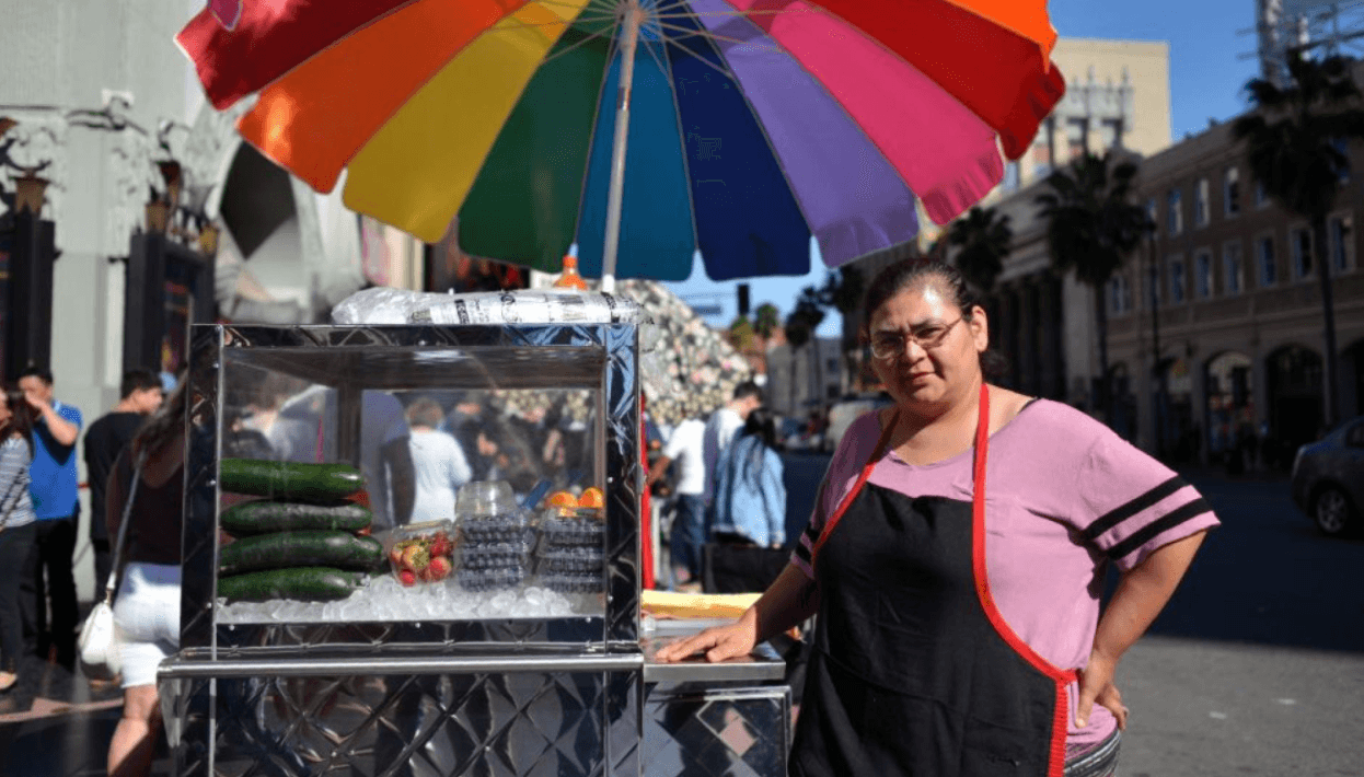 “Vamos a trabajar sin miedo”, dijo a Univision Los Ángeles, Dina Ixcot, vendedora de comida. La trabajadora asegura que la decisión le da tranquilidad, porque “ya no perderán material durante inspecciones de la ciudad”.