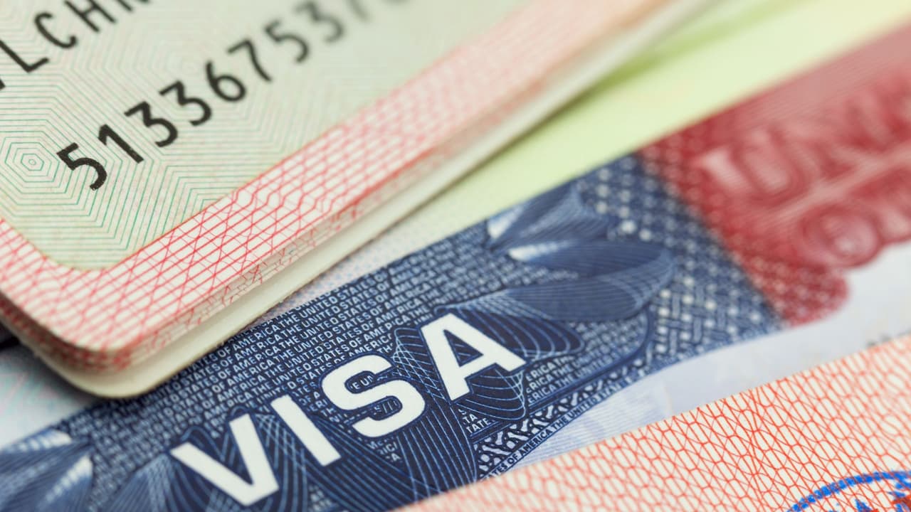 Miles de inmigrantes denuncian la estafa de una abogada que se aprovechó de las visas humanitarias