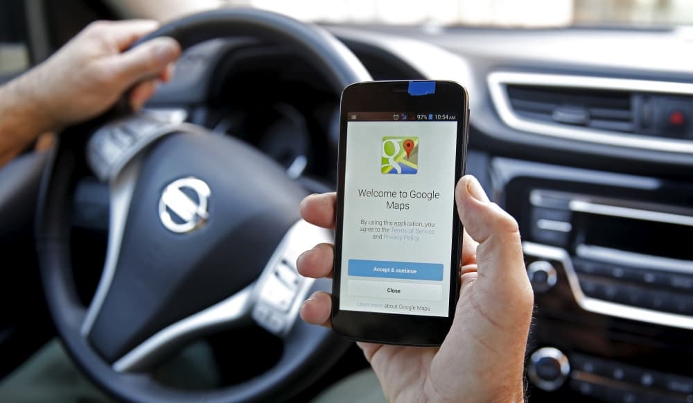 Hombre usando Google Maps en su auto