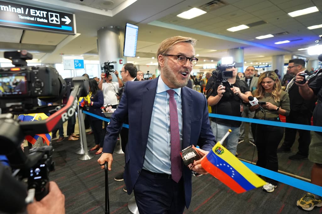 Félix Plasencia, el embajador del régimen de Delcy Rodríguez, aborda el vuelo AA3599 de American Airlines.