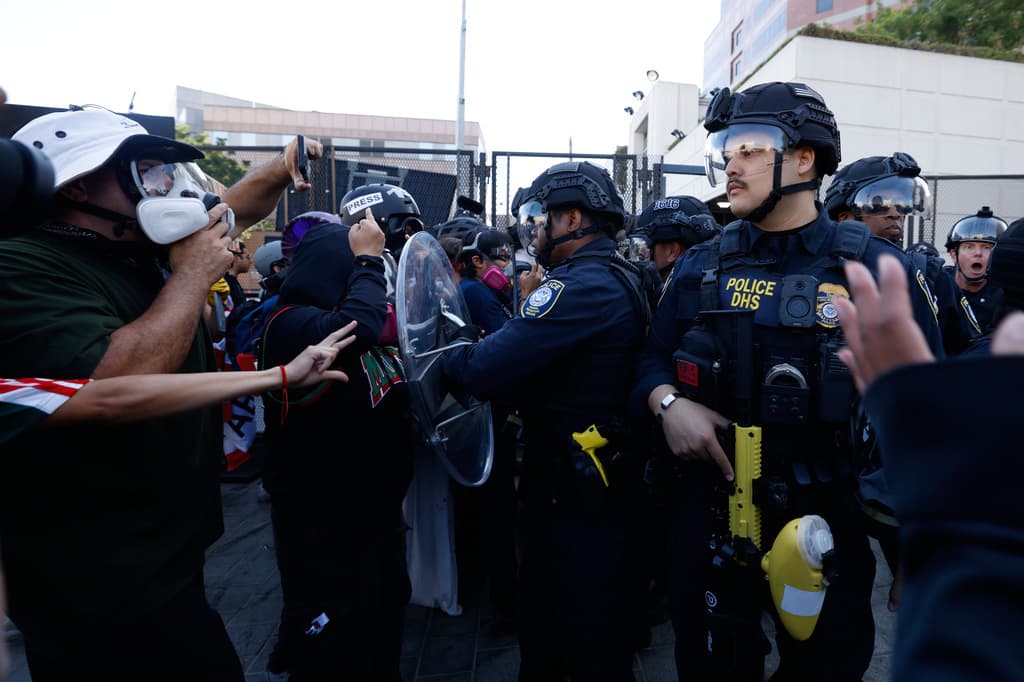 Los manifestantes comenzaron a congregarse frente al centro de detención federal,
<b>muy cerca de las calles Temple y Aliso</b>. Con el paso de las horas, se extendieron a varias vías cercanas, afectando el tránsito, según LAPD.