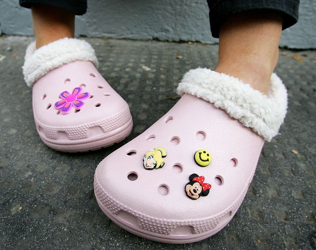 Aeropuerto de Tampa aclara que no prohibirá pijamas ni Crocs tras polémica viral