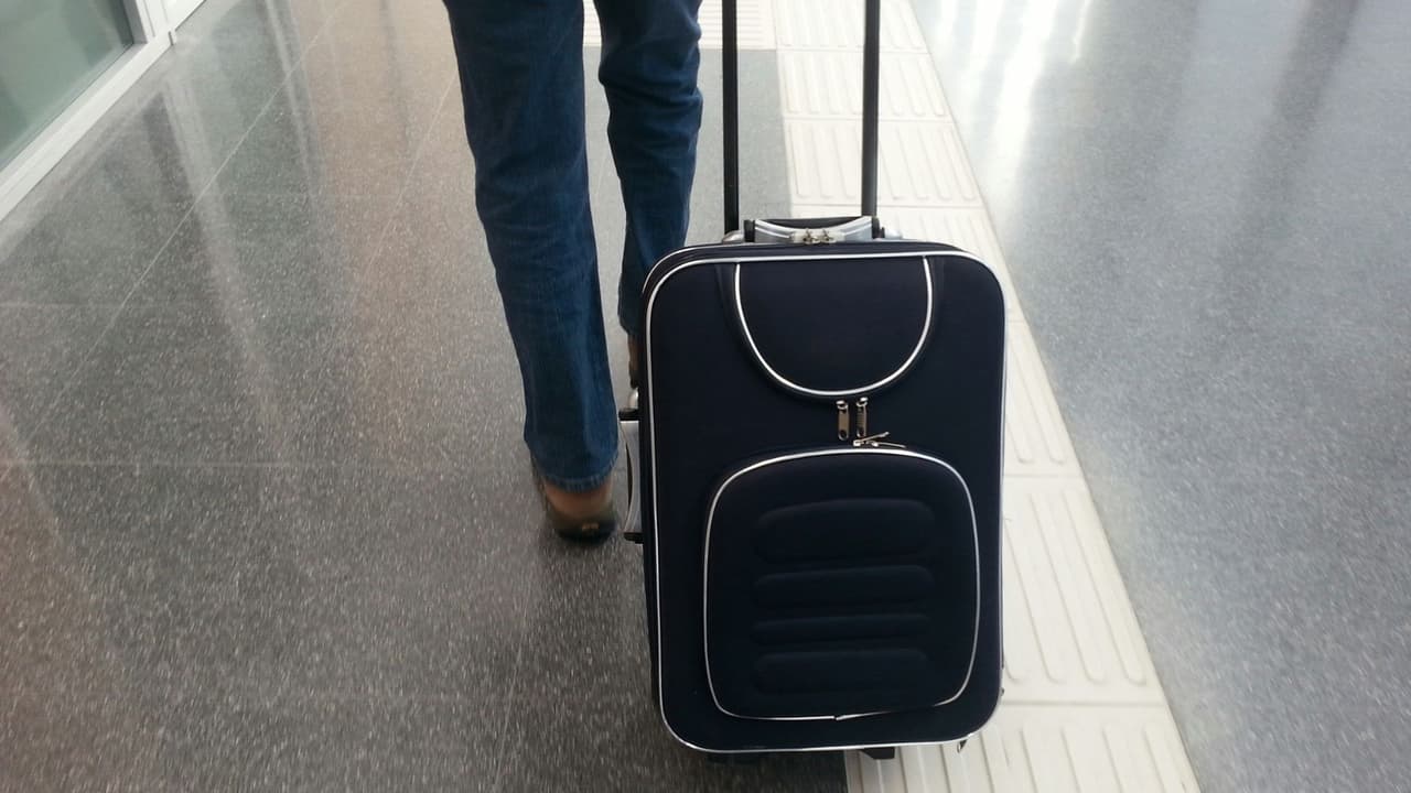 <h3 class="cms-H3-H3">Casos especiales</h3>
<b>Vuelos regionales (American Eagle): </b>En aviones pequeños, el espacio en cabina es limitado. Es habitual que te pidan dejar tu maleta de mano en la puerta
<i>(valet check) </i>y te la devuelvan al aterrizar. Este servicio no tiene costo.
<br>
<b>Viajes con niños:</b> La pañalera no cuenta como artículo personal y puedes llevarla a bordo sin cargo adicional.