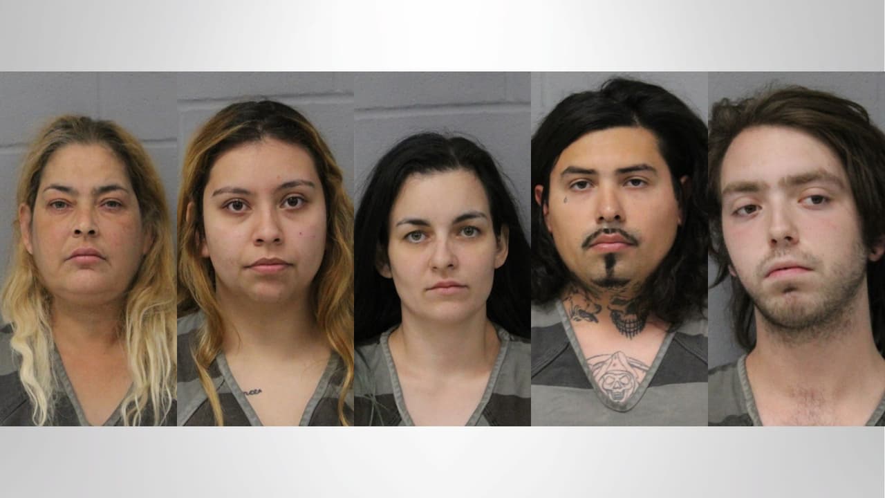 Rescatan a mujer que estuvo encadenada por meses en una casa de Austin; hay 5 detenidos