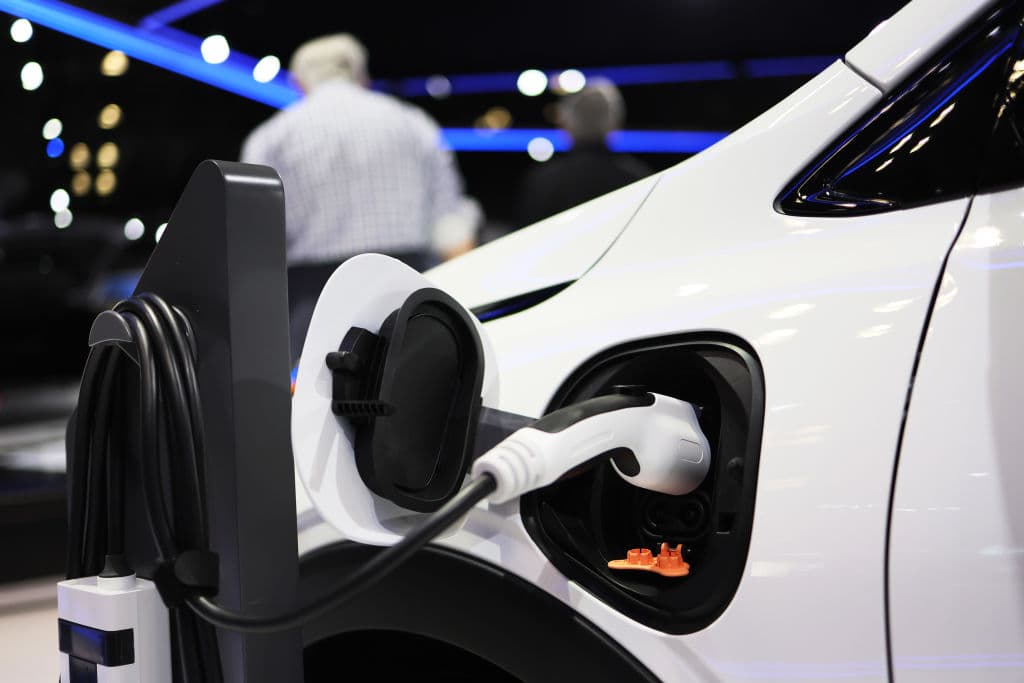 En general, los
<a href="https://www.univision.com/temas/vehiculo-electrico">vehículos eléctricos</a> son por lo general más caros que sus equivalentes a combustibles fósiles, aunque
<b>cargar la batería suele ser mucho más barato</b>.
<br>