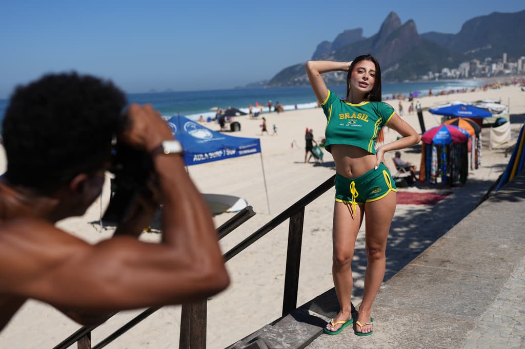 La influencer Gabriela Catao posa para una sesión fotográfica en la playa de Ipanema, en Río de Janeiro.