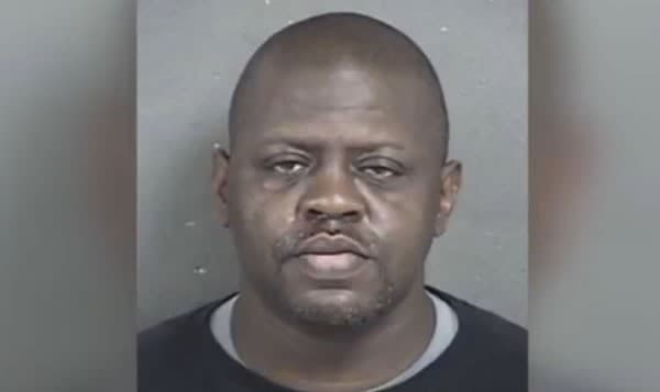 La policía fue alertada por primera vez en la casa de Michael A. Jones en Kansas City el día antes de Acción de Gracias tras disturbios domésticos.
<br>
<br>Una vez allí, descubrieron que el hijo de Jones, Adrian, de siete años, había estado desaparecido durante meses.
<b>La policía regresó al día siguiente y encontró los restos del menor de edad en el corral de la familia</b>.
<br>
<br>En 2016, Jones
<b>fue sentenciado a cadena perpetua</b>. Ese año, la madrastra del niño, Heather Jones, se declaró culpable de un cargo de asesinato en primer grado y
<b>dos cargos de abuso infantil</b>.
<br>
<br>
<a href="http://www.univisionkansascity.com/tiroteo-en-las-cercanias-de-east-meyer-blvd/" target="_blank">Para leer más de la historia puede hacer click acá</a>.