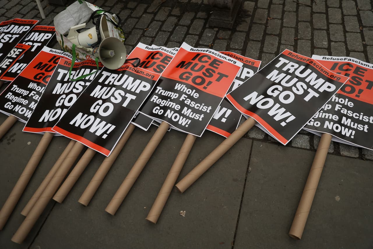 La protesta en Nueva York se organizó en respuesta al
<b>tiroteo fatal de Renee Good por un agente del ICE en Minneapolis</b>, que ha provocado manifestaciones en todo Estados Unidos exigiendo justicia y fin de las políticas agresivas de migración.