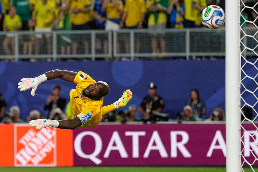 El portero de Haití, Johny Placide, intenta alcanzar el balón durante el partido.
