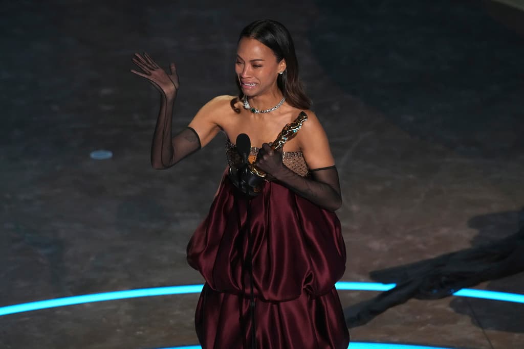 Zoe Saldaña hace historia al ser la primera dominicana-estadounidense en ganar un Oscar: aborda sus raíces inmigrantes en discurso