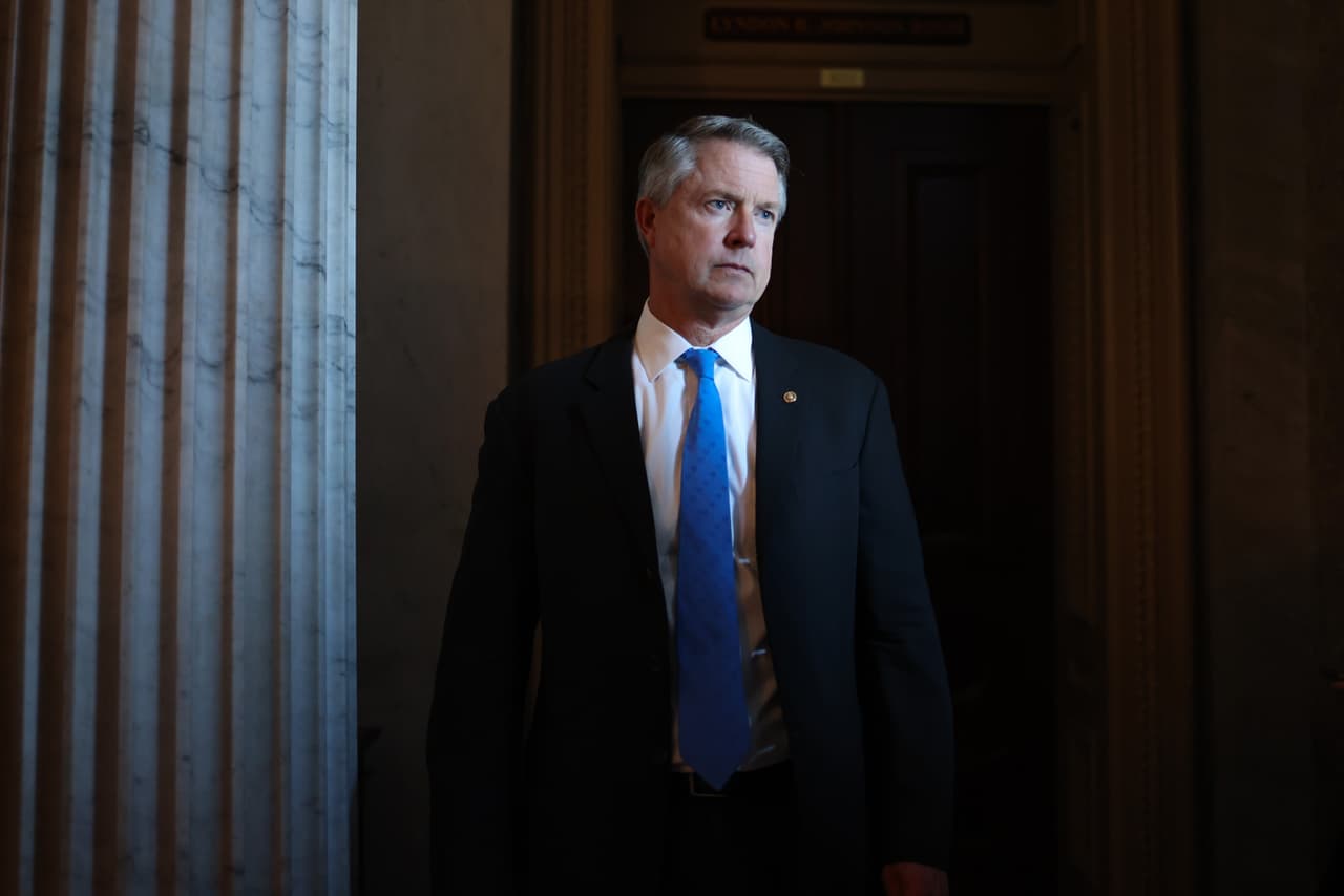 <h3 class="cms-H3-H3">Senador Roger Marshall, de Kansas</h3>
<br>
<br>🗳️ Marshall ganó en las elecciones de 2020 y su periodo actual termina en 2027.
<br>
<br>🗳️ En un tuit del 2 de enero de 2021, Marshall escribió: “El Colegio Electoral es tan fuerte como los estados a quienes se les encomienda seguir las leyes electorales”.
<br>