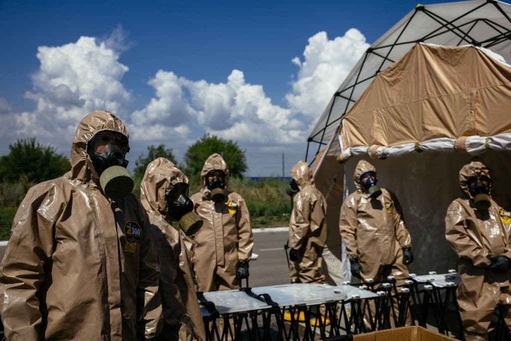 En la imagen, se ve a un equipo de rescatistas del Ministerio de Emergencias de Ucrania durante un ejercicio el pasado 17 de agosto para practicar cómo actuar en caso de un
<a href="https://www.univision.com/noticias/mundo/ataques-planta-nuclear-zaporiyia-rusia-ucrania-mundo-organizacion-energia-peligros-desastre-alarma-global">posible accidente nuclear en la planta de Zaporiyia. </a>
<b>La planta está tomada por los rusos pero la ciudad en la que se encuentra y los alrededores permanecen bajo control ucraniano. </b>