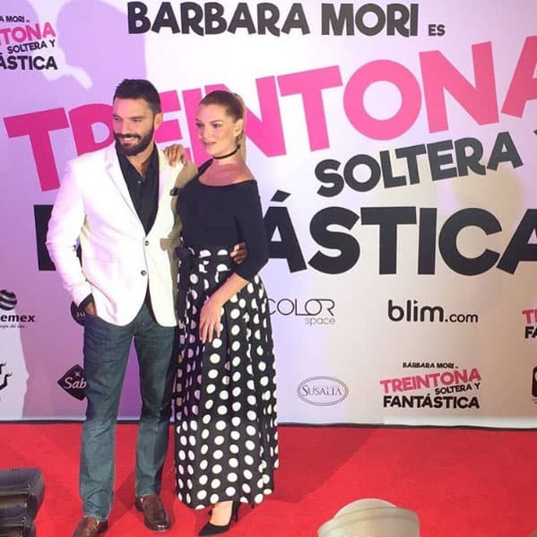 "Tuve que engañarla, engañarla, engañarla... Se enojó conmigo miércoles, jueves y viernes", explicó el galán a la revista
<i>People en Español</i>.