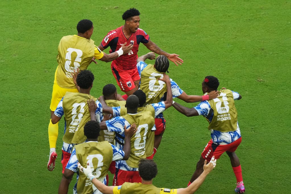 Kevin Pina, de Cabo Verde (arriba), celebra el primer gol de su selección contra Uruguay.