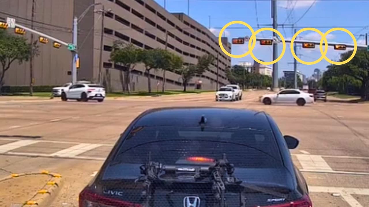 <h3 class="cms-H3-H3">Dallas sigue siendo una prueba para los vehículos autónomos </h3>El caso ocurre mientras la compañía mantiene operaciones con vehículos autónomos en Dallas, una ciudad donde el tráfico, las intersecciones amplias y la convivencia con conductores humanos
<b>representan una prueba diaria para esta tecnología.</b>
<br>Aunque el incidente no terminó en choque, el video abrió una pregunta práctica para conductores y peatones:
<b>cómo responden estos sistemas cuando una señal básica de tránsito no se ve con claridad desde cierto ángulo.</b>
<br>Por ahora, Waymo asegura que
<b>ya identificó el problema y trabaja para corregirlo.</b>