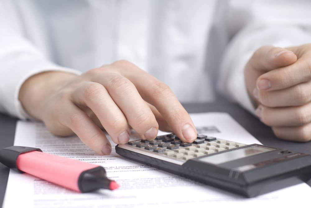 Calcular tu Año Personal es bien sencillo. Lo primero que debes hacer es buscar tu número constante, el que nunca cambia. Ese número es la suma o total del día y mes de tu cumpleaños, o sea, tu fecha de nacimiento, sin el año, solamente el día y el mes.