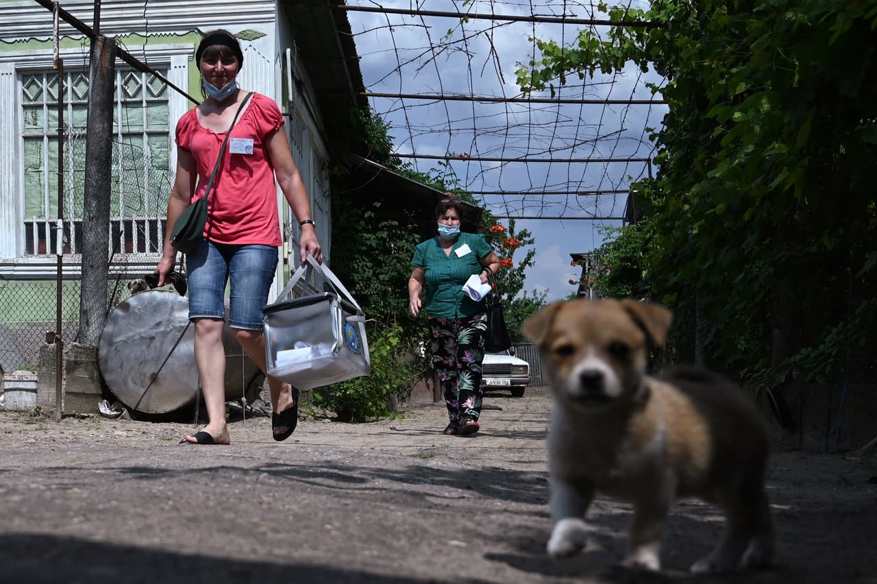 <b>Moldavia</b>
<br>
<br>Refugiados aceptados por Estados Unidos desde 2016:
<b>1,519</b>
<br>
<br>2016: 465 refugiados aceptados.
<br>
<br>2017: 301 refugiados aceptados.
<br>
<br>2018: 207 refugiados aceptados.
<br>
<br>2019: 120 refugiados aceptados.
<br>
<br>2020: 364 refugiados aceptados.
<br>
<br>2021 (hasta el 30 de abril): 62 refugiados aceptados.
<br>
<br>Este país limita con Rumania y Ucrania y ha perdido casi
<a href="https://euobserver.com/world/152559#:~:text=According%20to%20an%20analysis%20by,by%20almost%201.5%20million%20people.&text=The%20findings%20show%20that%20Moldova,1950%2C%20if%20the%20trend%20continues."><u>un tercio de su población desde que obtuvo su independencia en 1991</u></a>. Sufre una severa crisis económica impulsada entre otros factores por la corrupción gubernamental. Un gran número de refugiados moldavos vive ahora en Nueva York, que también acogió a muchos ciudadanos que huyeron de la antigua Unión Soviética desde 1983.
<br>
<br>Como muestran estos datos, la cantidad de refugiados aceptados por Estados Unidos se fue reduciendo desde el comienzo de la administración Trump en 2017 para casi todas las nacionalidades solicitantes.
<br>