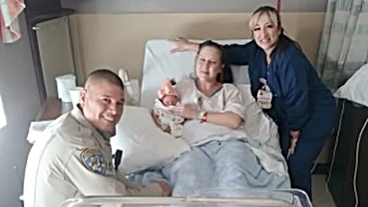 “Bienvenida al mundo, has hecho una gran entrada”: Oficiales ayudan a una mujer a dar a luz en una autopista de California
