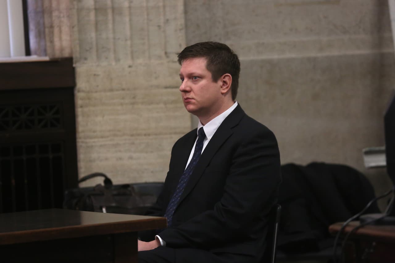 <b>10 de enero del 2017. </b> Abogados piden que le retiren los cargos de asesinato a Jason Van Dyke, argumentando que los fiscales usaron indebidamente las declaraciones de los oficiales para construir su caso. Mientras tanto, el juez que supervisaba el caso ordena que los registros juveniles de McDonald sean entregados a los abogados.