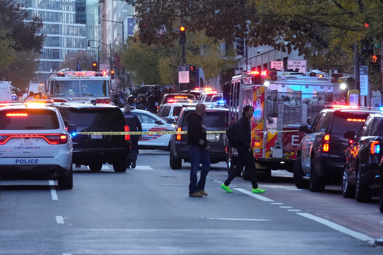 La primera información indicaba que
<b><a href="https://www.univision.com/local/washington-dc-wfdc/disparan-dos-miembros-guardia-nacional-tiroteo-casa-blanca" target="_blank">dos soldados de la Guardia Nacional habían sido heridos de bala en un tiroteo</a></b>.