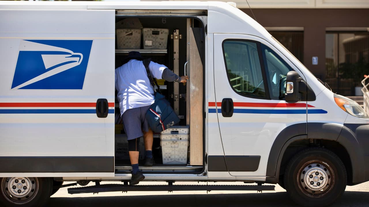 <h3 class="cms-H3-H3">Errores frecuentes que causan problemas</h3>
<br>
<br>
<b>Confiar en USPS: </b>no actualiza USCIS ni EOIR, y sus cartas no se reenvían.
<br>
<br>
<b>Olvidar casos abiertos: </b>si no agregas todos tus números de recibo en E-COA, alguno podría quedar con la dirección anterior.
<br>
<br>
<b>Actualizar en una agencia y no en otra:</b> si tienes casos con USCIS y EOIR, debes hacer el cambio en ambas.
<br>
<br>
<b>Presentar tarde:</b> USCIS da 10 días, EOIR 5 días hábiles, ICE de inmediato, I-865 en 30 días.