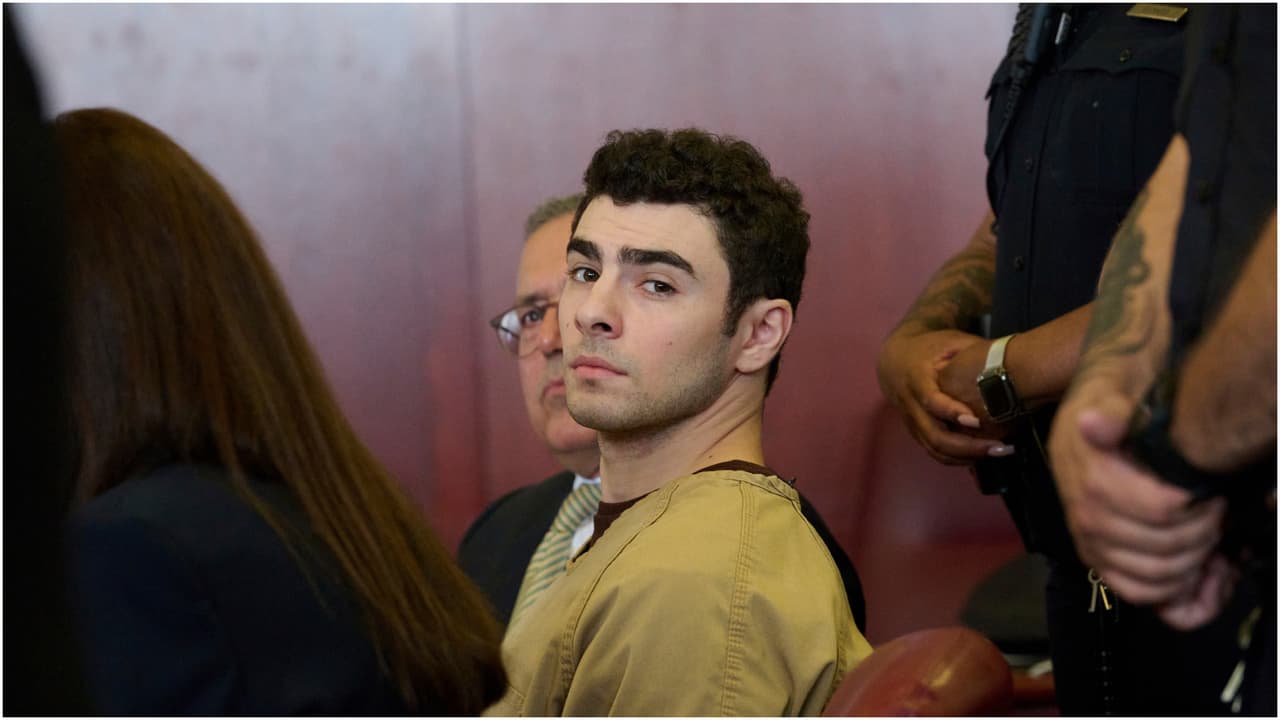 Juez desestima cargos de terrorismo contra Luigi Mangione y mantiene acusación por asesinato