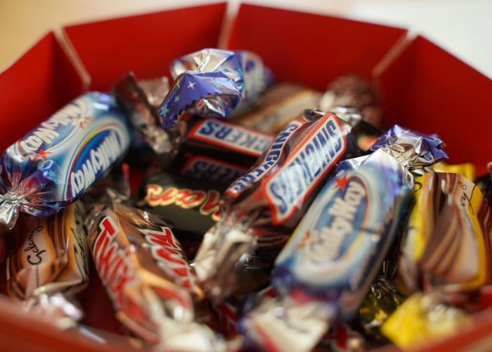¿Palomitas, chocolates y caramelos? Cómo los adultos devoran los dulces de Halloween antes que los niños
