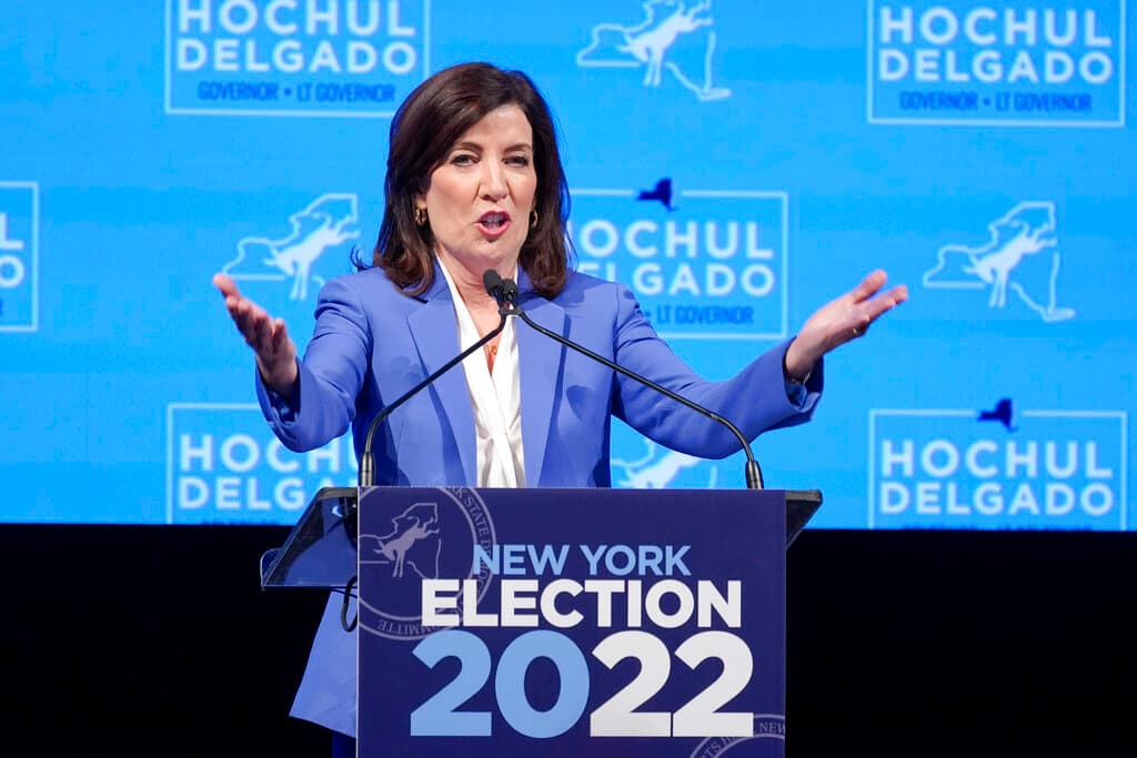 <b>1. Kathy Hochul (demócrata): </b>Se proyecta como la próxima gobernadora del estado de Nueva York. Hochul será
<b>la primera mujer en ser electa para ese cargo en el estado</b>, ya que aunque hasta ahora estaba ejerciendo como gobernadora lo había hecho
<a href="https://www.univision.com/noticias/politica/cuomo-acusaciones-acoso-sexual-disculpas-renuncia">en sustitución de su predecesor, Andrew Cuomo, quien renunció</a> por un escándalo de acoso sexual. Hochul era la vicegobernadora y también fue congresita del área de Buffalo.