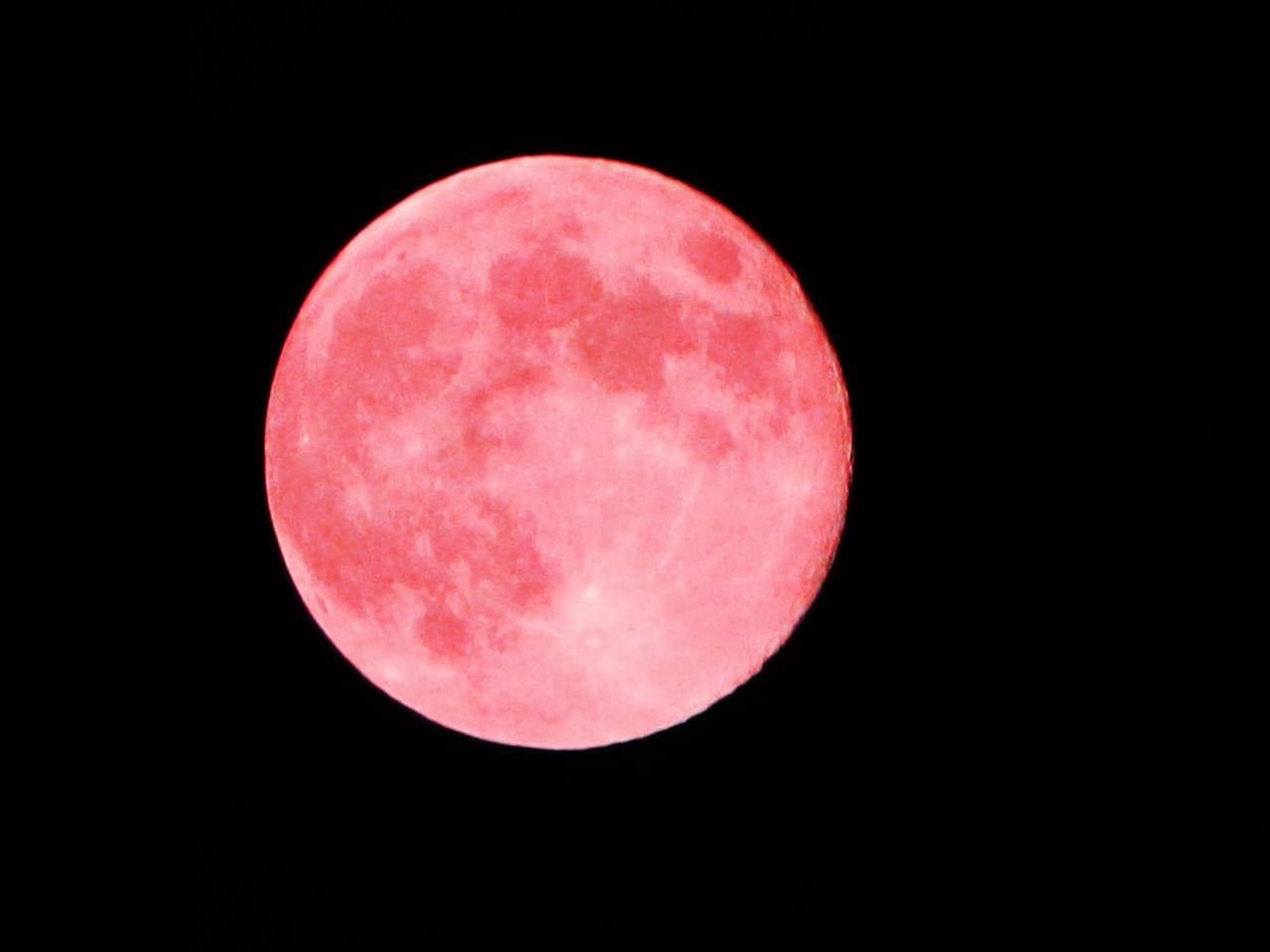 <b>Abril: luna rosada</b>
<br>
<b>Signo que la rige: Aries y Dragón en el horóscopo chino</b>
<br>
<br>Los indígenas de América del Norte llaman a la luna llena de abril la luna rosada pues la asocian con una especie de planta silvestre que florece temprano.
<br>