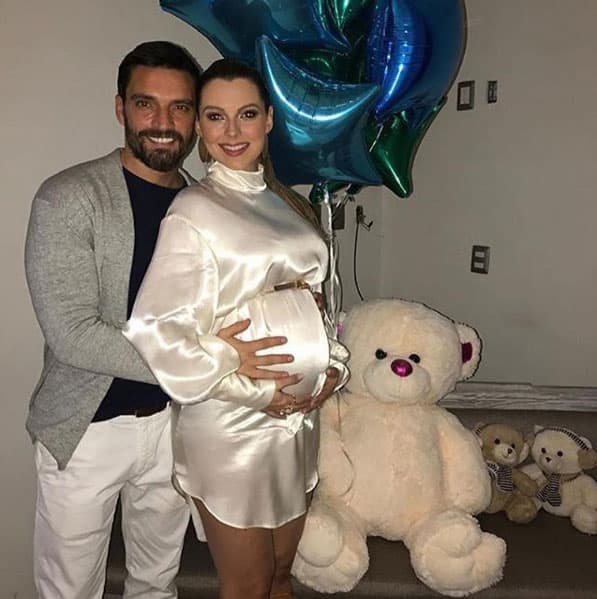 Los amigos de ambos han estado muy al pendiente y comparten su felicidad.