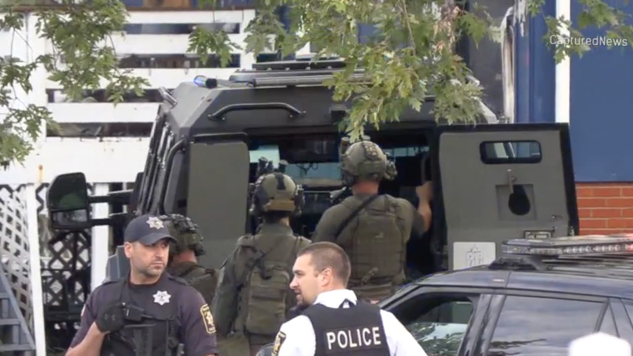 Mientras los policías pusieron a los heridos a salvo para que fueran trasladados a hospitales, en la vivienda se informaba sobre
<b>un sospechoso atrincherado. </b>