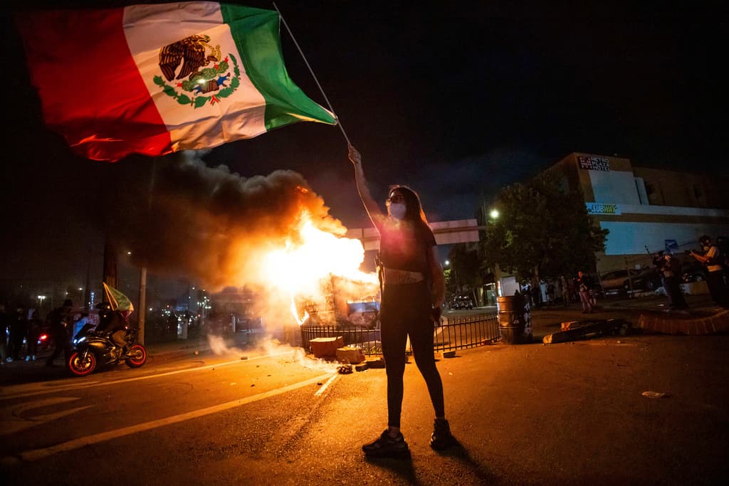 La bandera de México ondea en las protestas en Los Ángeles: "La ciudad ha sido generosa" con los mexicanos